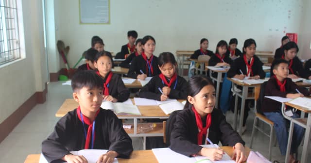 Chính sách miễn học phí: Học sinh vùng khó khăn yên tâm tới trường