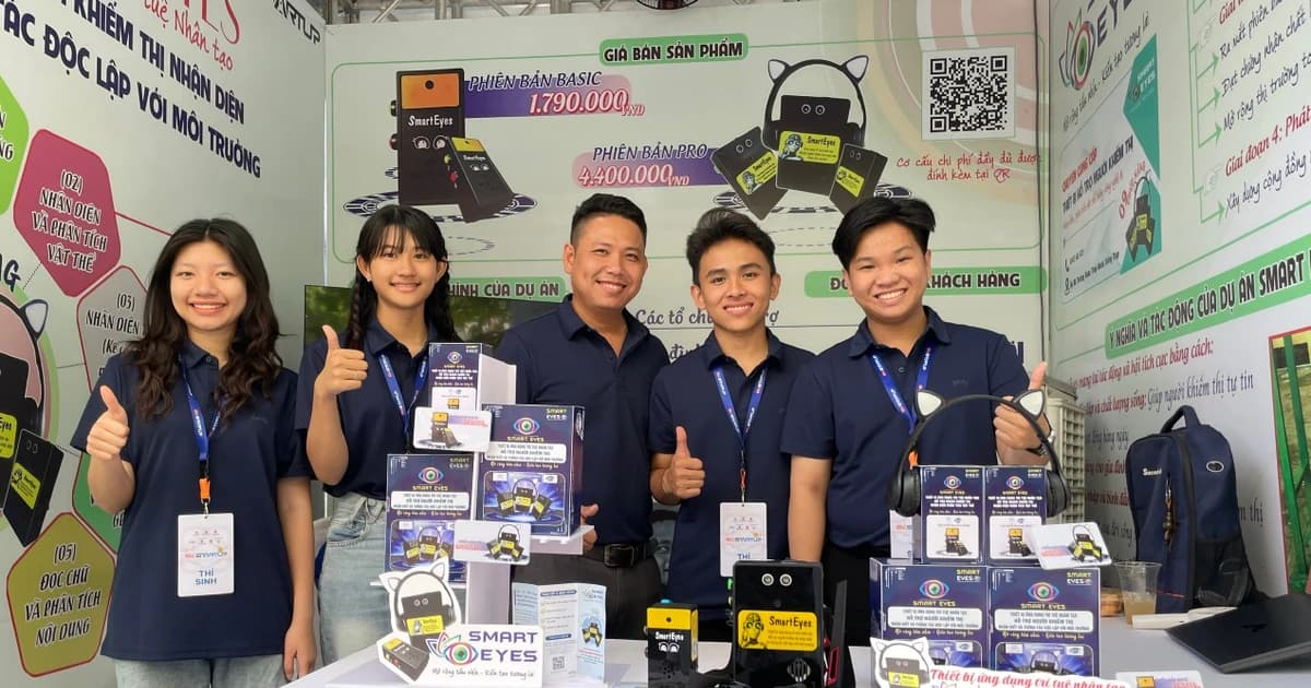 Học sinh lớp 12 chế tạo 'chiếc hộp thần kỳ' hỗ trợ người mù