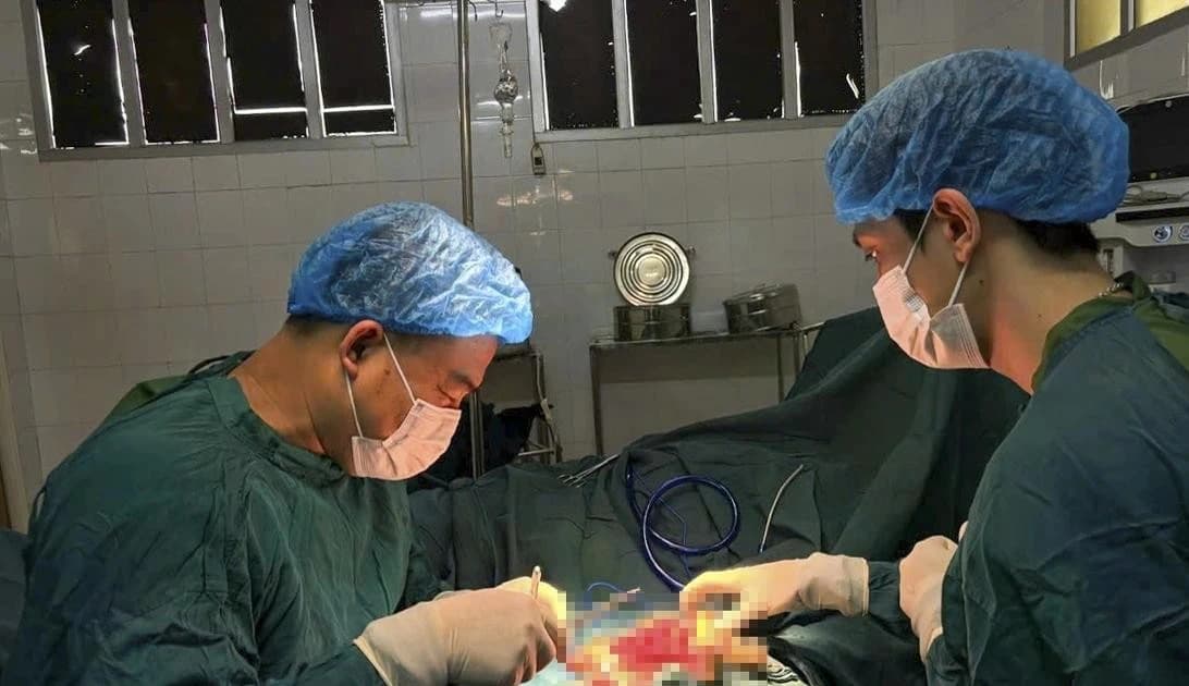 Nát bàn tay vì dùng điện thoại khi đang sạc pin