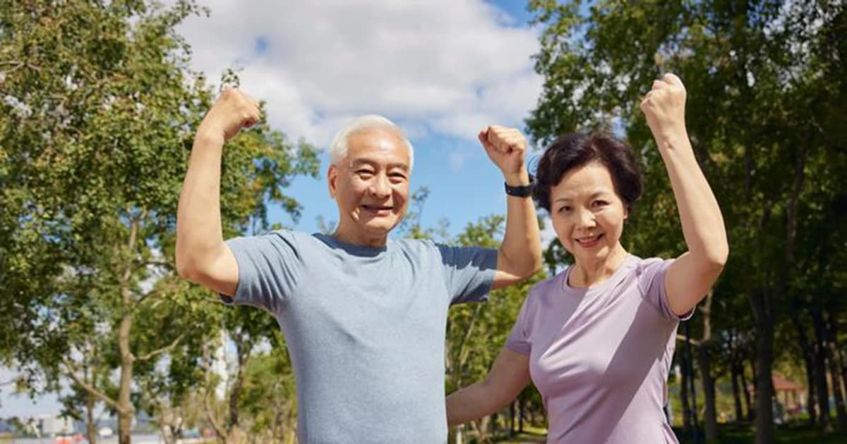 Cách phòng ngừa bệnh cho người cao tuổi vào mùa hè