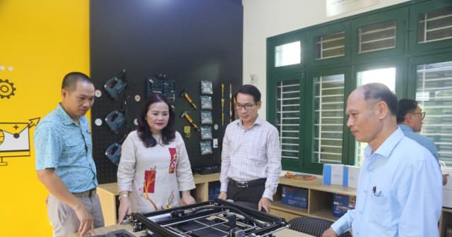Quảng Trị: Bàn giao phòng không gian sáng chế giúp học sinh nghiên cứu khoa học
