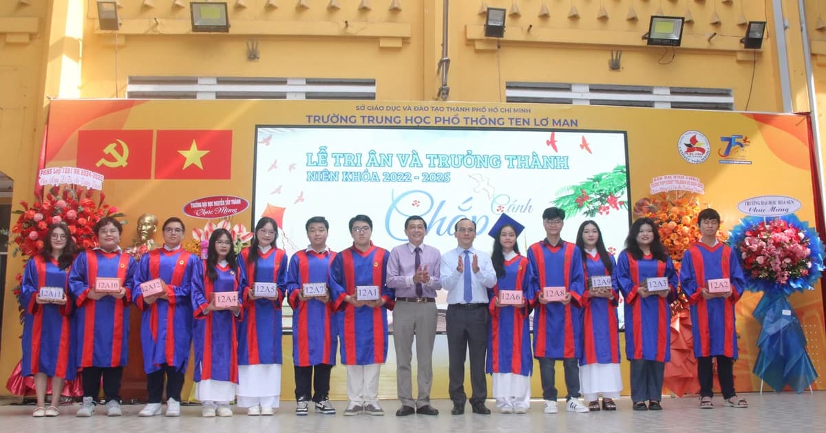Trước ngày thi tốt nghiệp, Hiệu trưởng dặn học sinh viết tương lai bằng nỗ lực