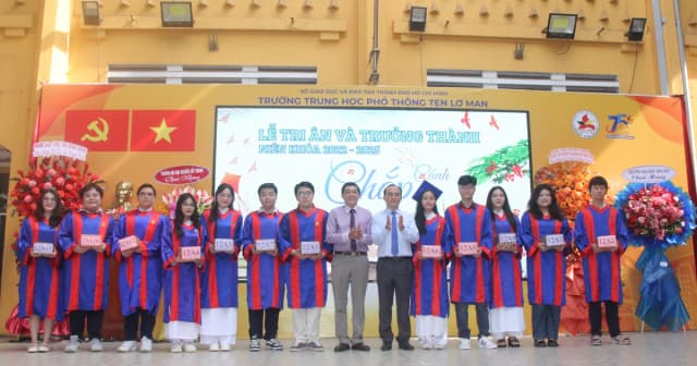 Trước ngày thi tốt nghiệp, Hiệu trưởng dặn học sinh viết tương lai bằng nỗ lực