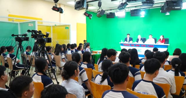 Tư vấn tuyển sinh, định hướng tương lai cho học sinh