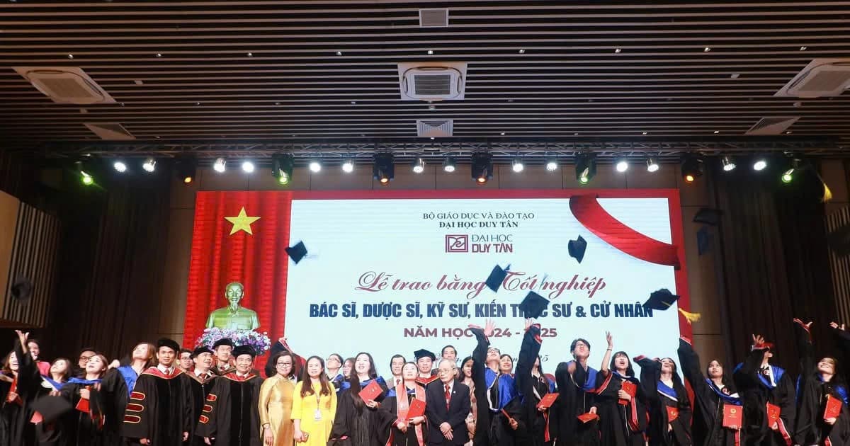 Đại học Duy Tân trao bằng tốt nghiệp cho gần 2.200 sinh viên