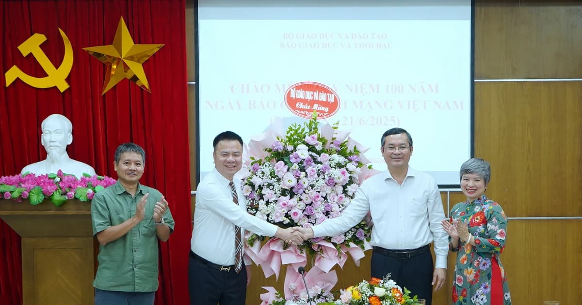 Lãnh đạo Bộ GD&ĐT chúc mừng Báo GD&TĐ nhân ngày Báo chí Cách mạng Việt Nam