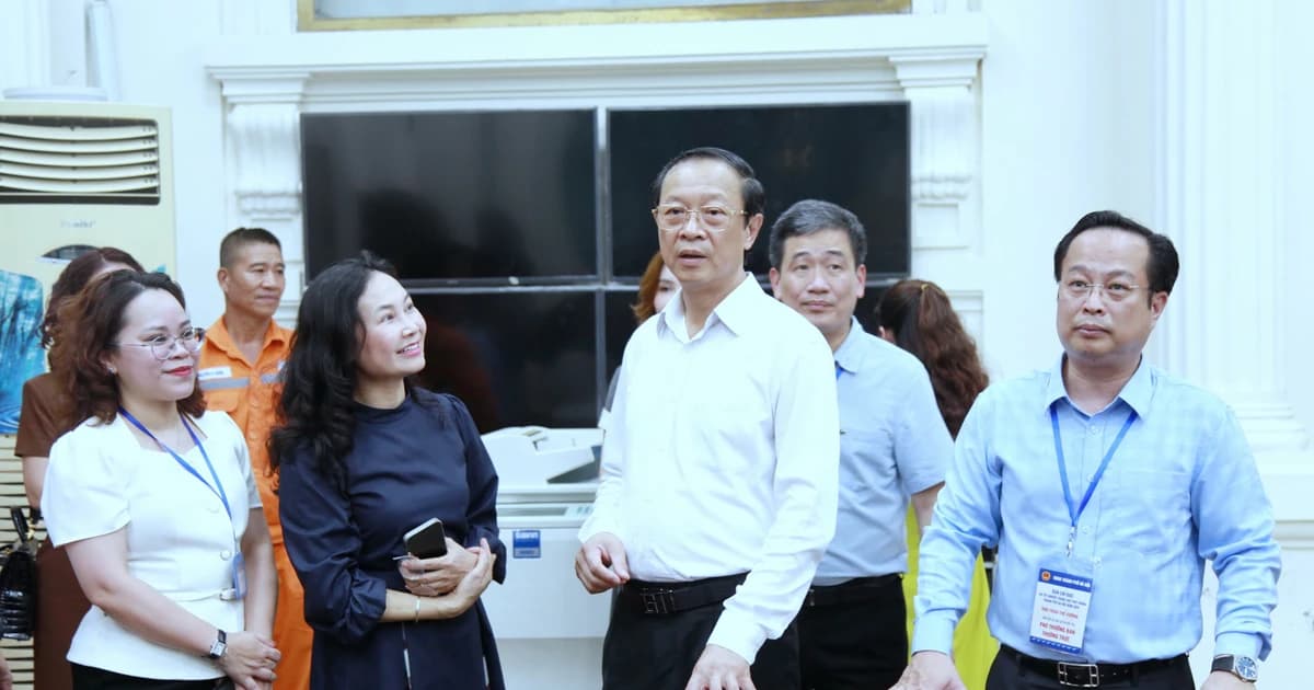 Thứ trưởng Phạm Ngọc Thưởng kiểm tra các điểm thi tốt nghiệp THPT tại Hà Nội