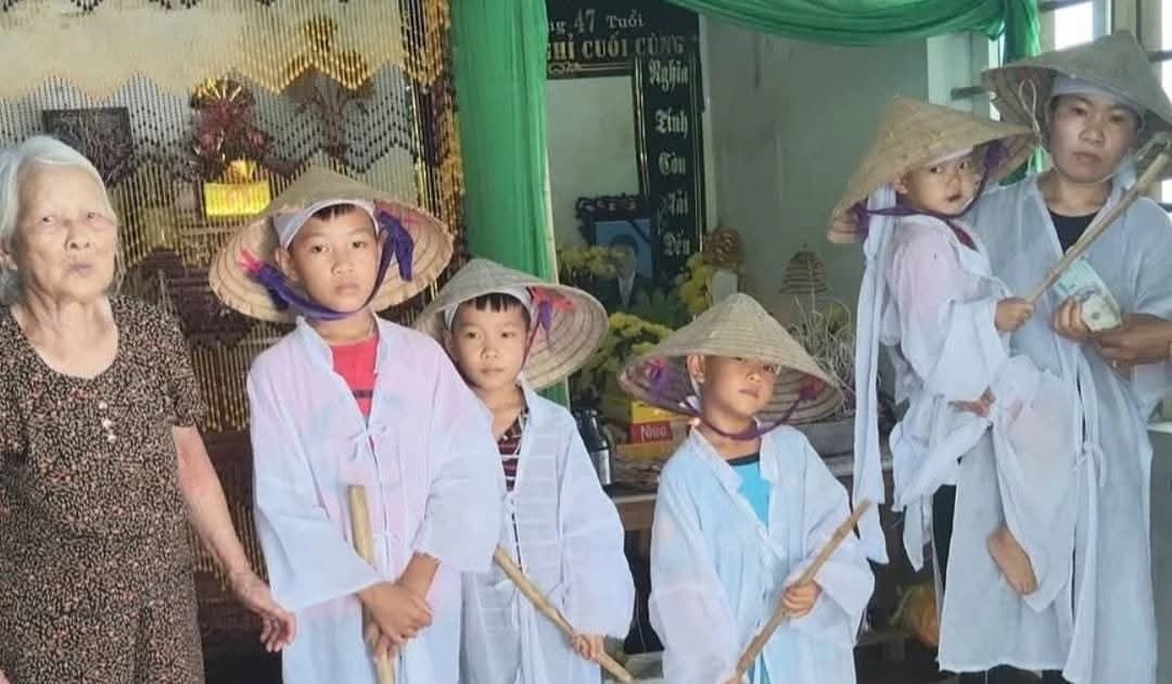 Xót xa 4 con thơ sống cơ cực, nay bố lại đột ngột qua đời