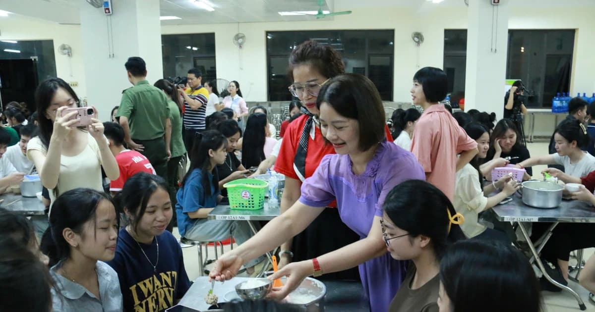 Nồi cháo đêm ấm lòng sĩ tử xa nhà mùa thi