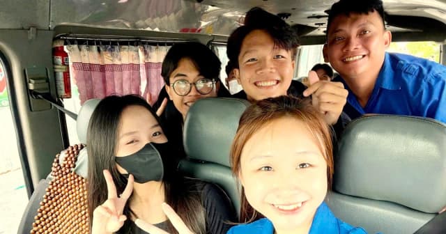Học sinh vùng đất Mũi lỉnh kỉnh hành lý đi thi tốt nghiệp THPT