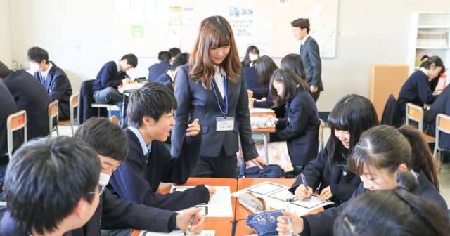 Nhật Bản: Miễn học phí gây tranh cãi