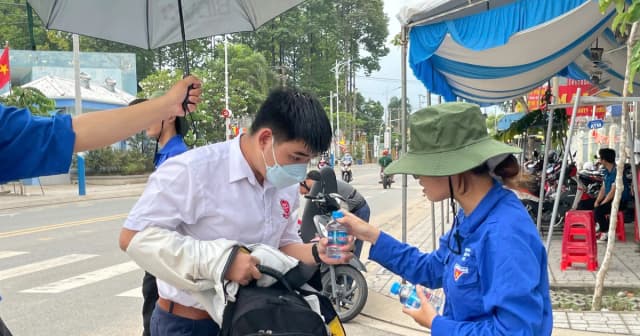 Tình nguyện viên tại Bình Dương tiếp nước, cổ vũ thí sinh