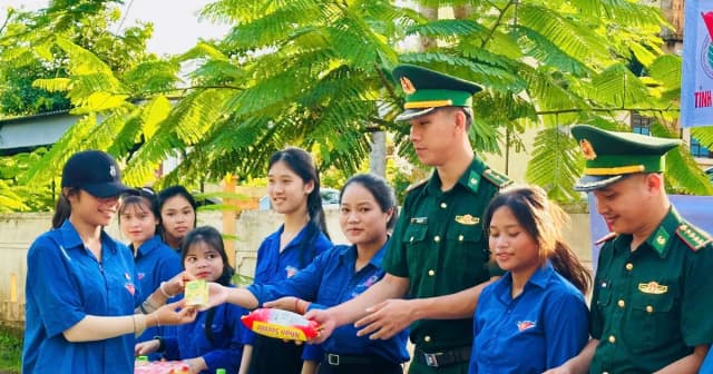 Bộ đội Biên phòng 'tiếp sức' cho thí sinh Vân Kiều dự thi tốt nghiệp THPT