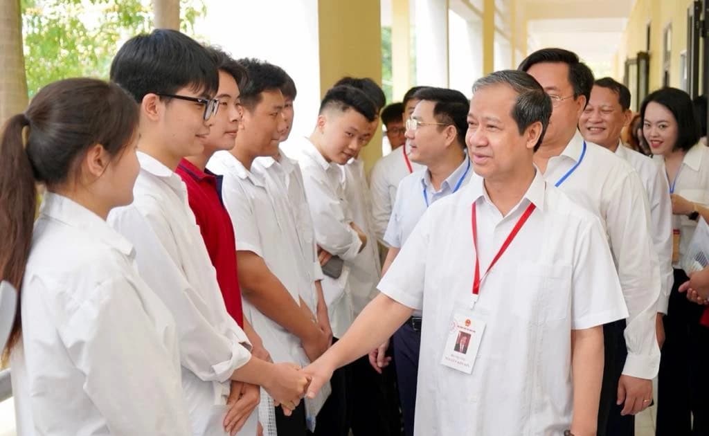 Bộ trưởng Nguyễn Kim Sơn chúc thí sinh cả nước 'vượt vũ môn' thành công