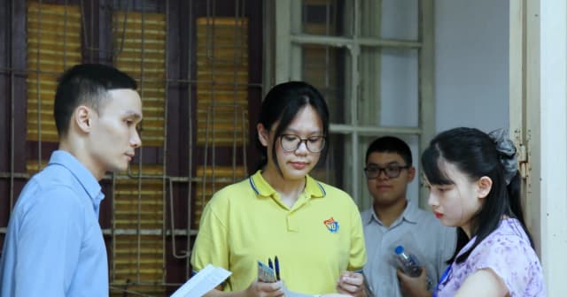 8 thí sinh bị đình chỉ thi vì sử dụng điện thoại di động trong buổi thi môn Ngữ văn