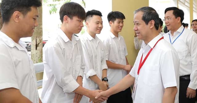 Bộ trưởng Bộ Giáo dục và Đào tạo làm việc tại Vĩnh Phúc: 'Không để học sinh nào bị bỏ lại phía sau'