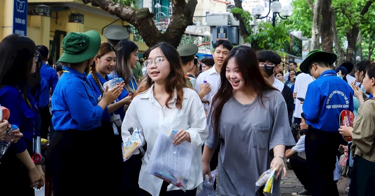 ‘Chú Công an’ hướng dẫn học sinh tiểu học an toàn trên không gian mạng