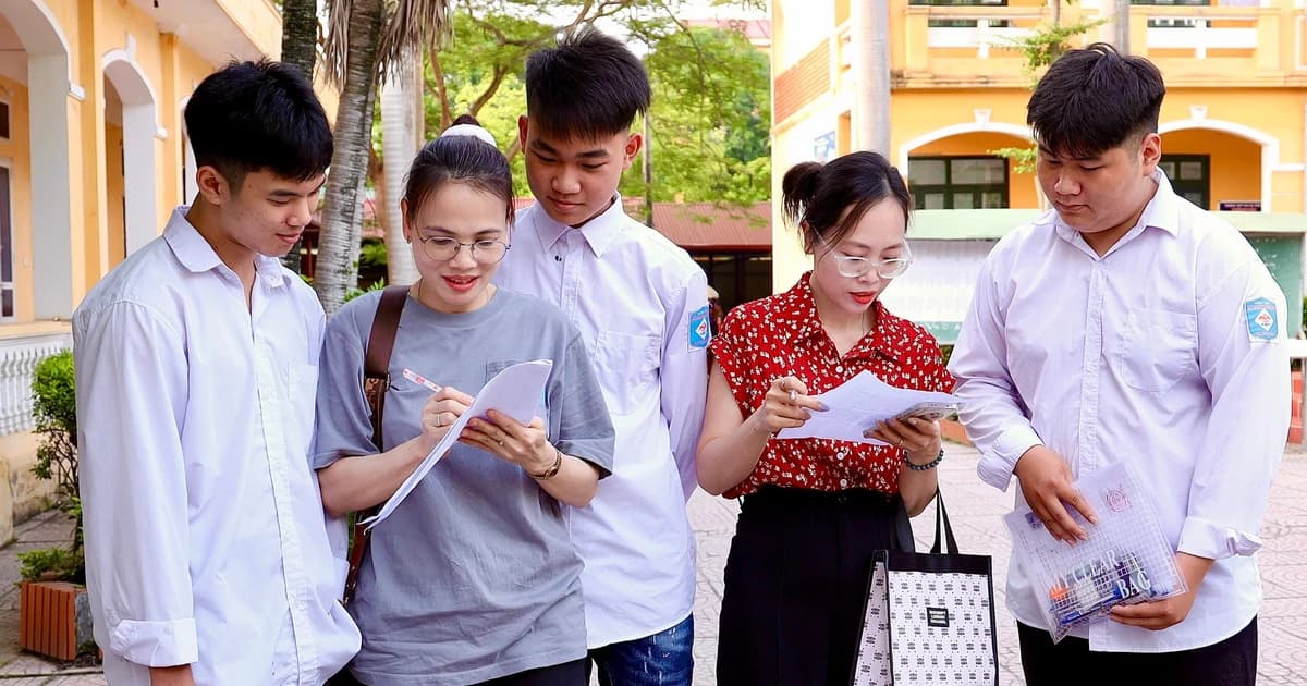 Giáo viên đến trường thi ‘điểm danh’ từng học trò