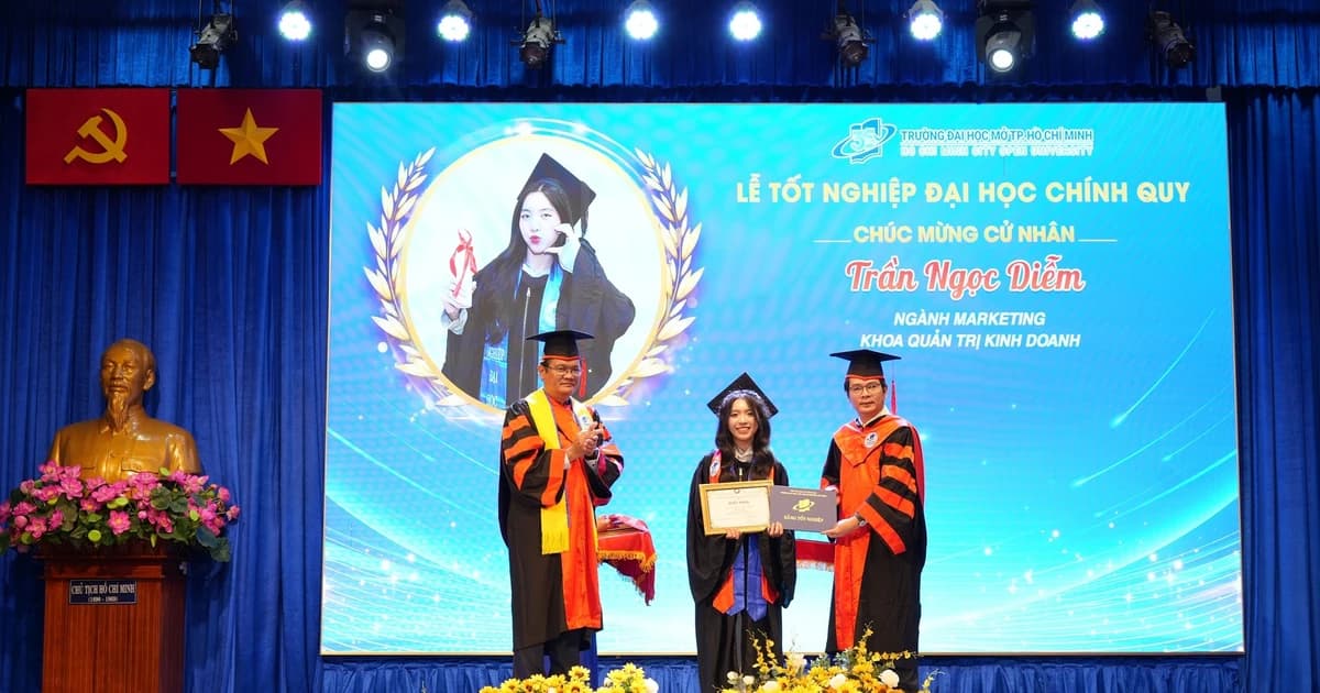 Trường ĐH Mở TPHCM trao bằng tốt nghiệp cho 949 tân cử nhân