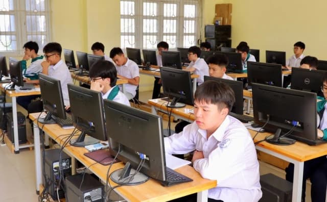 Tổ chức thi tốt nghiệp THPT trên máy tính: Kiến tạo mô thức mới trong thi cử