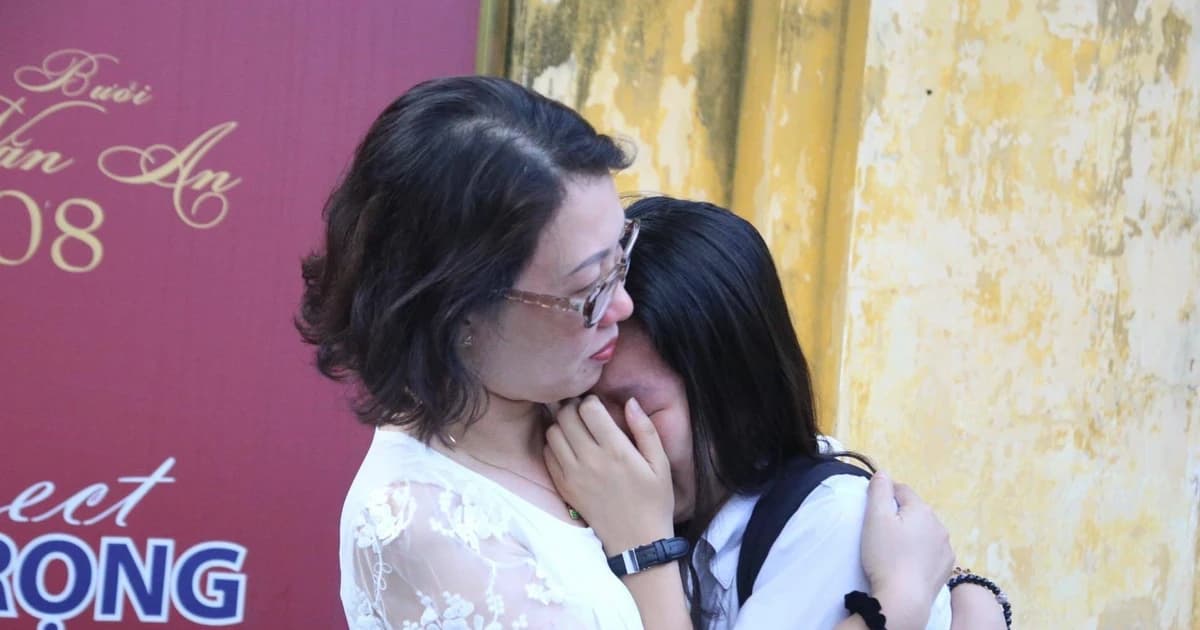 Khép lại kỳ thi, hãy ôm con vào lòng!