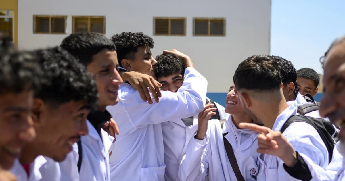 Học sinh Morocco giúp bạn trở lại trường