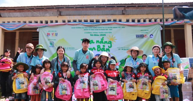 Sinh viên Đà Nẵng mang yêu thương đến trẻ em vùng cao Trà Tân