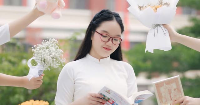 Thủ khoa kép chuyên Anh Hà Nội: “Con thích học, mẹ không bao giờ cần nhắc”