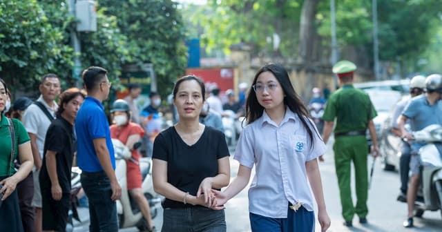 Lộ diện thủ khoa 13 môn chuyên vào lớp 10 tại Hà Nội: Điểm số ấn tượng lên tới 48/50