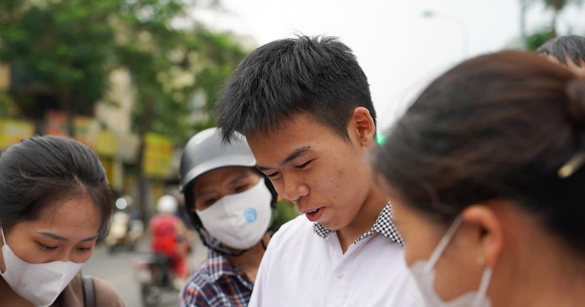 Gần 1.000 học sinh “tràn tuyến” vào 2 trường THPT mới ở Hà Nội