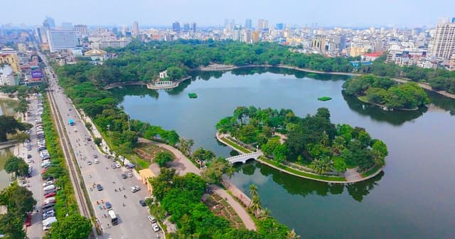 Diện mạo mới của Công viên Thống Nhất sau khi hạ rào mặt đường Lê Duẩn
