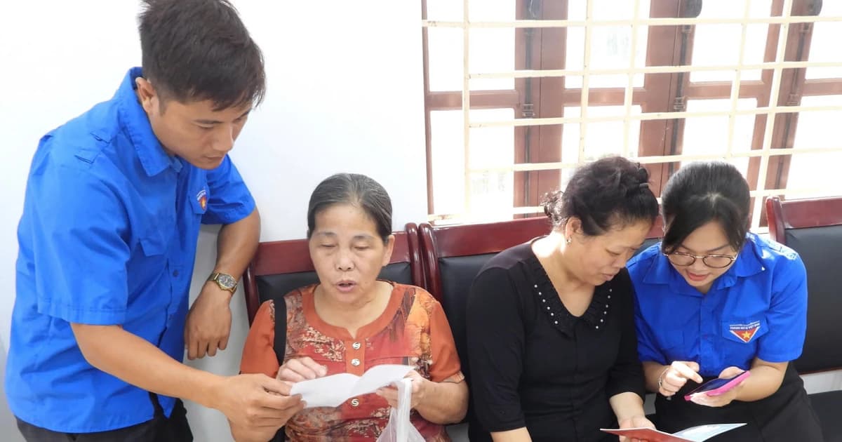 Thanh niên Hưng Yên hỗ trợ người dân chuyển đổi số và dịch vụ công
