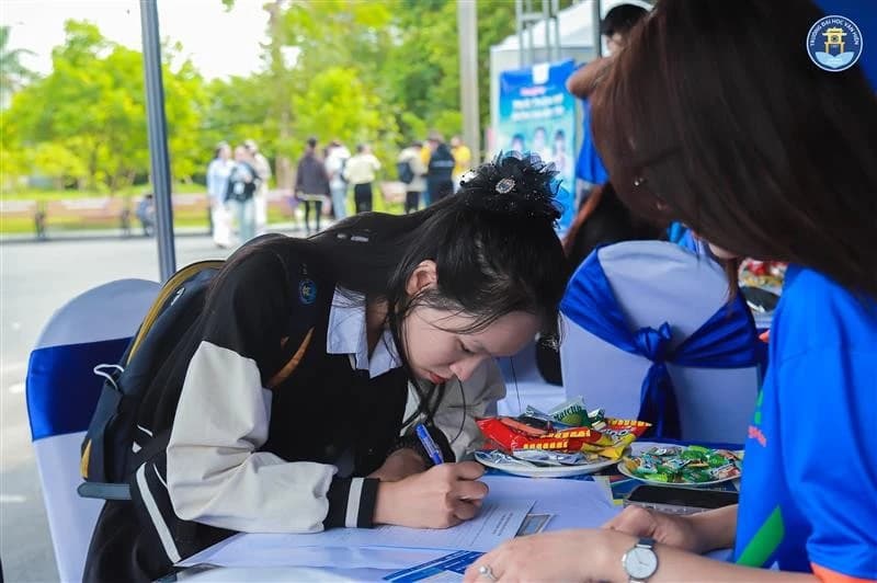 Hơn 3.000 vị trí tuyển dụng và thực tập tại VHU JOB FAIR 2025