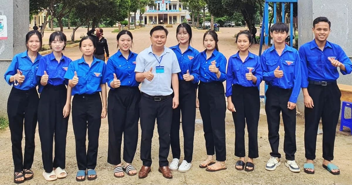 Học sinh vùng khó Đắk Lắk tham gia hỗ trợ hành chính công