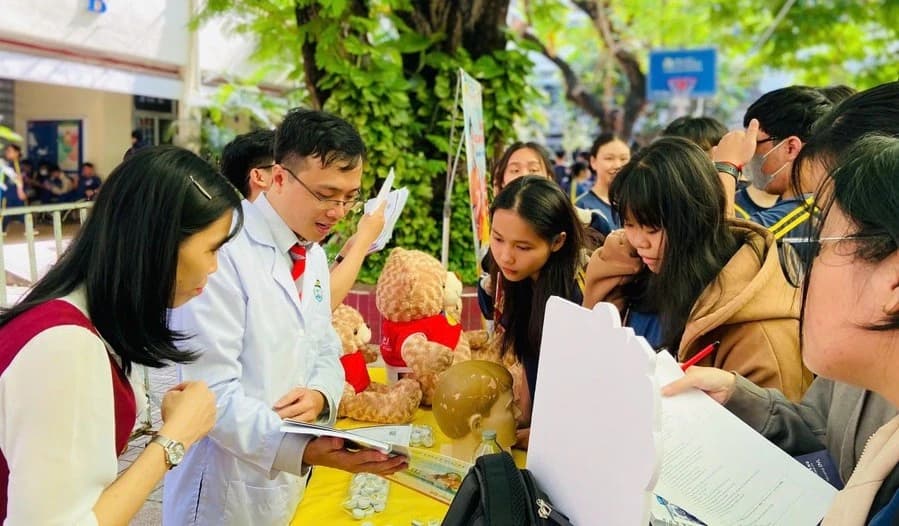 Học Y ở trường nghề: 'Lối tắt' đến thành công?
