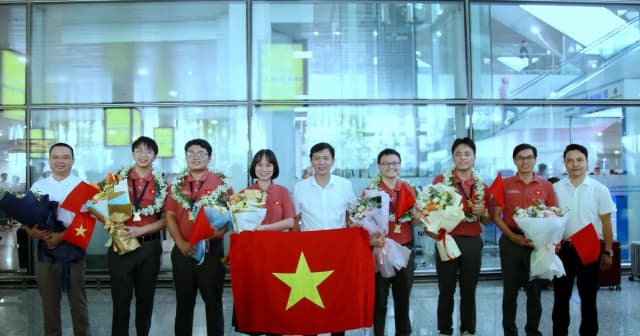 Bộ GD&ĐT đón đội tuyển Olympic Hóa học quốc tế về nước với thành tích xuất sắc
