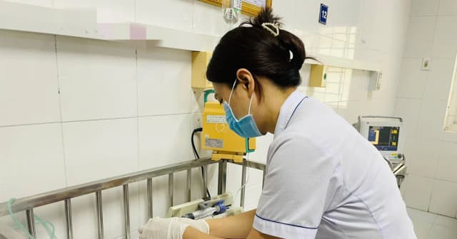 Trẻ nhiễm trùng nặng do mẹ đẻ rơi, tự cắt dây rốn