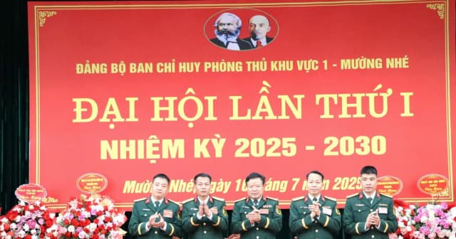 Những người lính nơi biên cương Mường Nhé 'nâng bước em đến trường'