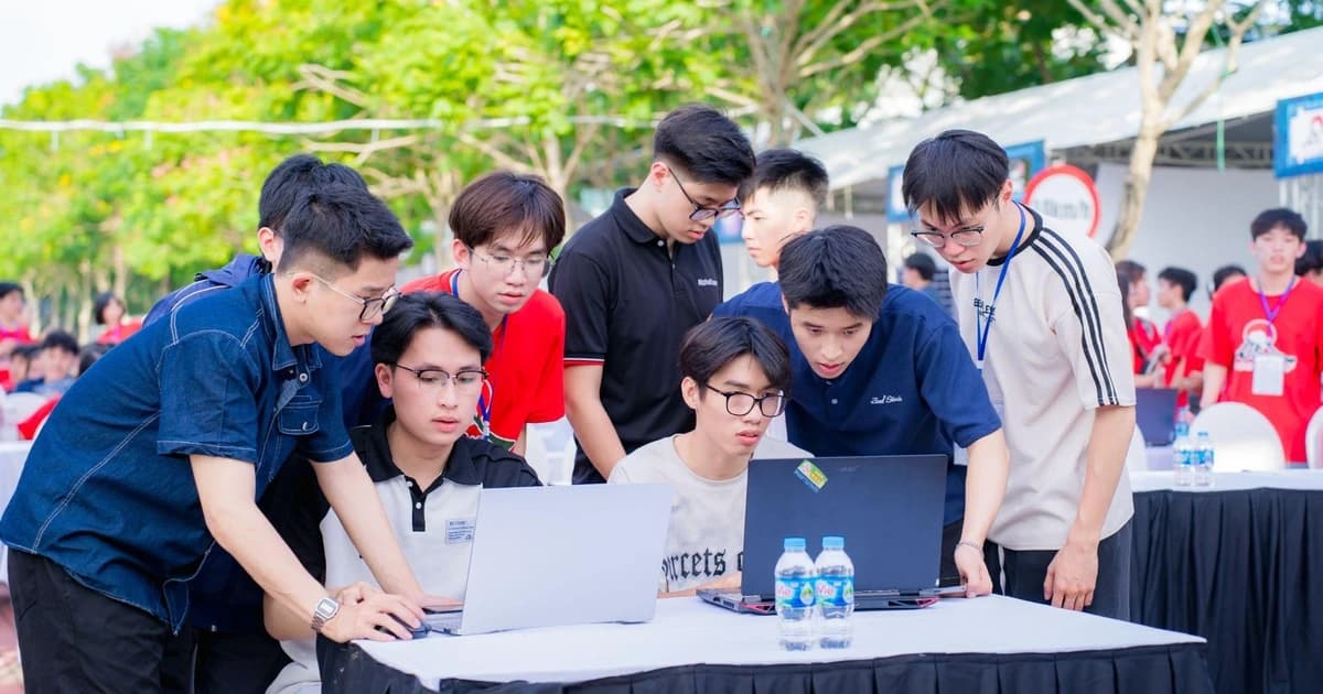 Gần 200 sinh viên tranh tài lập trình tại cuộc thi CodeFest 2025