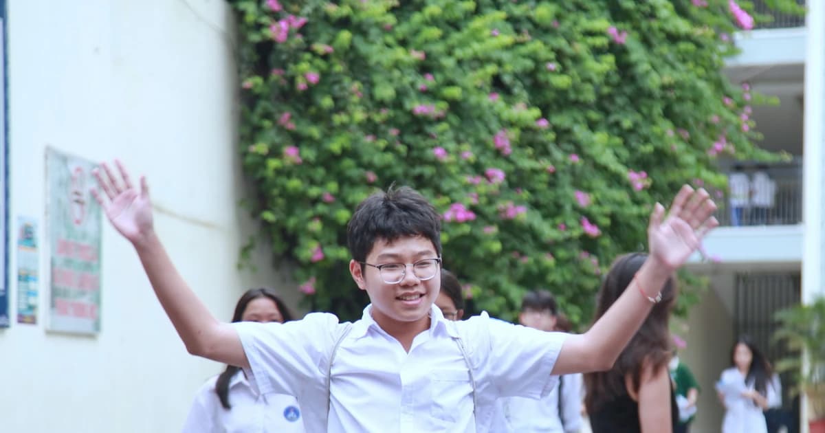 Hà Nội hạ điểm chuẩn 8 trường, tuyển sinh 'tràn tuyến' 4 trường