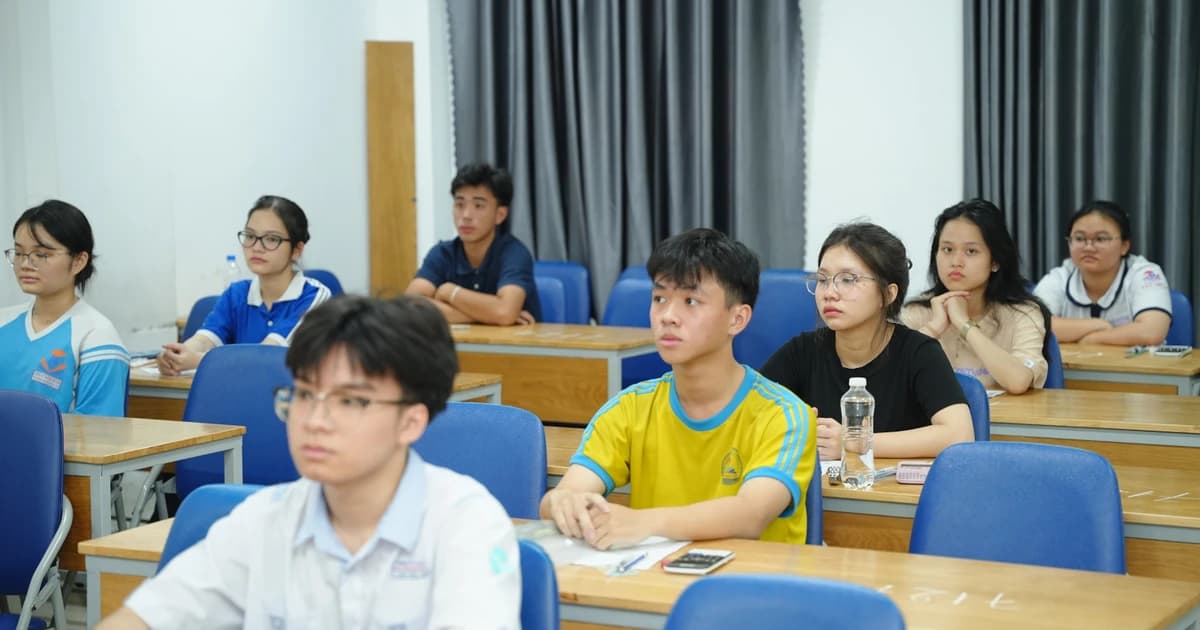 Tuyển sinh đại học 2025: Điểm sàn, điểm chuẩn ra sao?