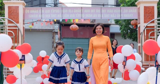 Ngày đầu tiên vào lớp 1: Cột mốc yêu thương của con và cha mẹ