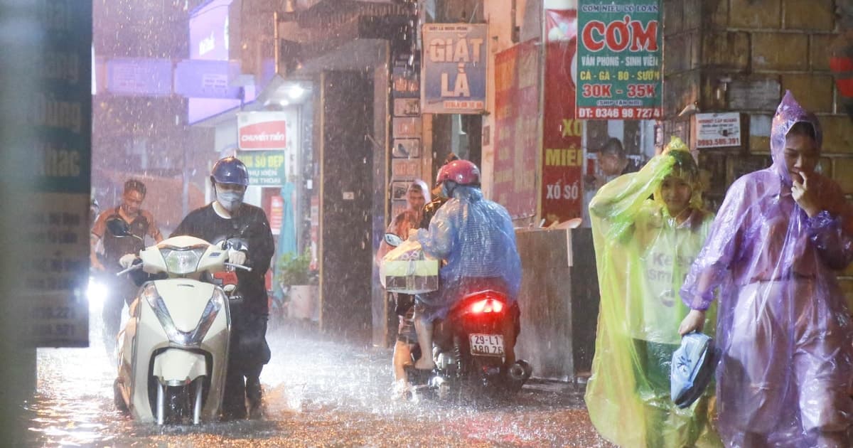 Hà Nội: Cảnh báo lũ trên nhiều sông, ngập úng nội thành có thể kéo dài