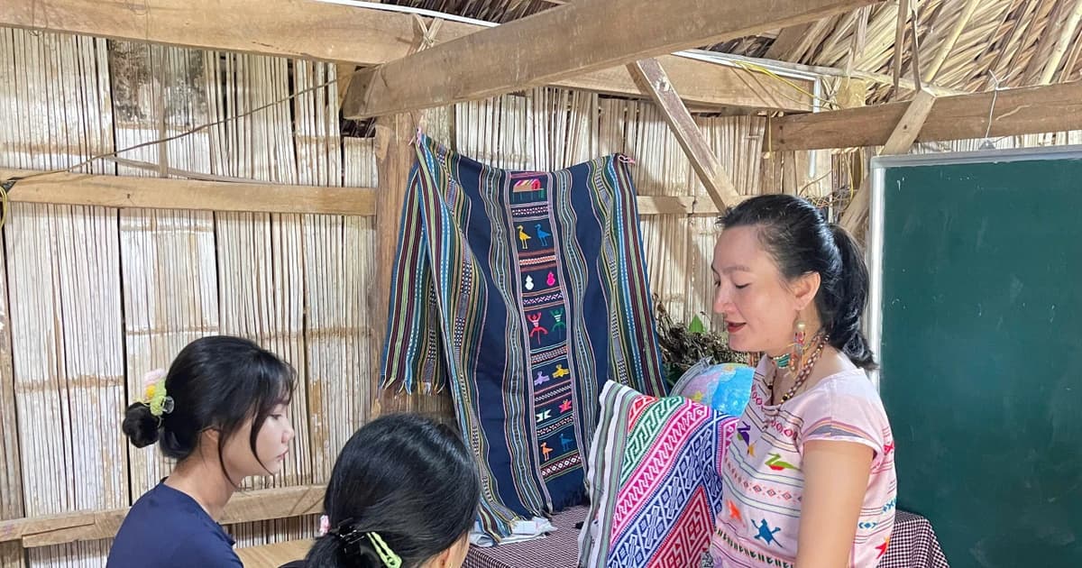 'Giảng đường' thiết kế thời trang giữa bản làng
