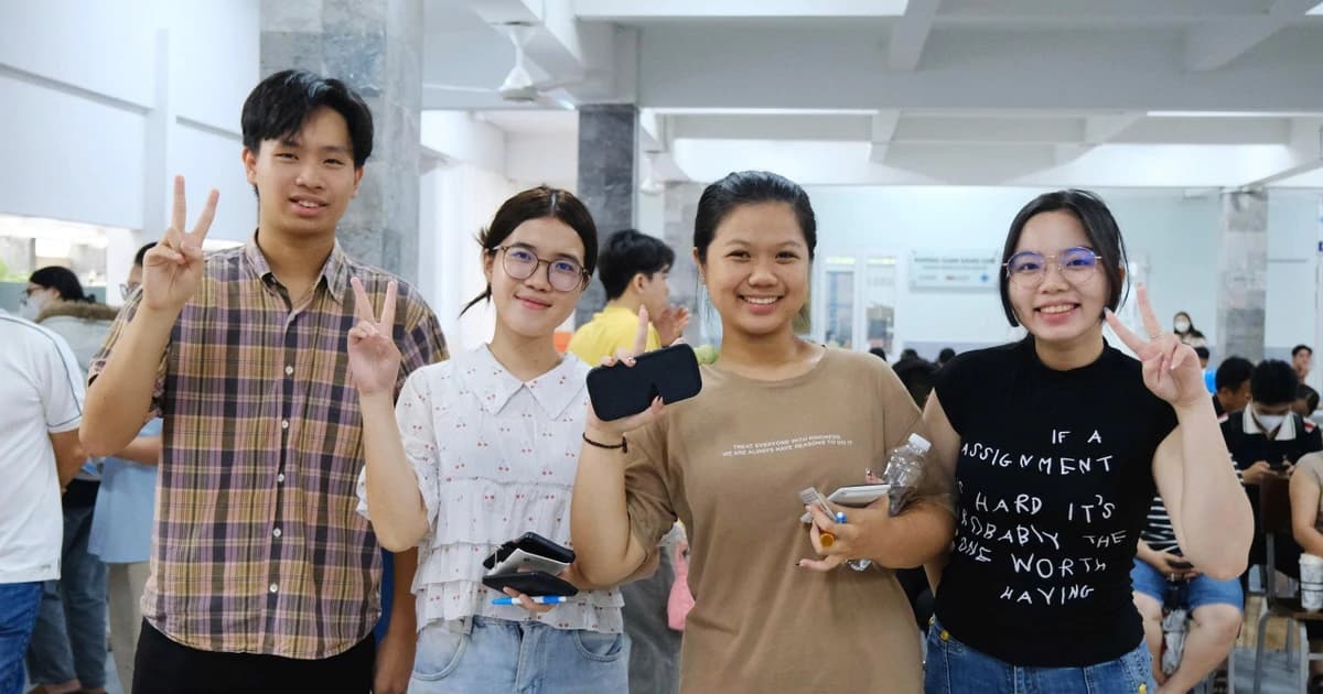 Hàng nghìn thí sinh tìm cơ hội từ V-SAT