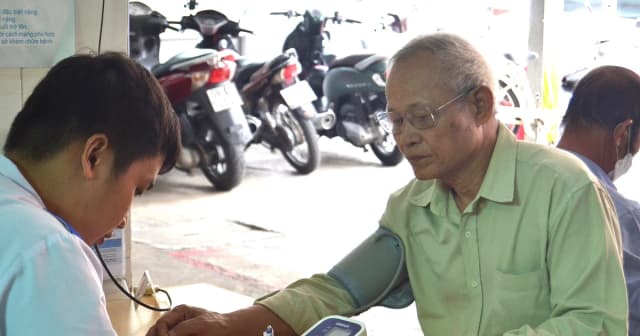 TPHCM khám và phát thuốc miễn phí cho người có công với cách mạng