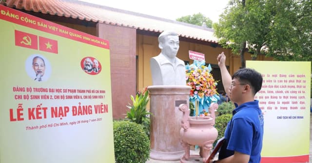 Đứng vào hàng ngũ Đảng từ màu áo xanh tình nguyện
