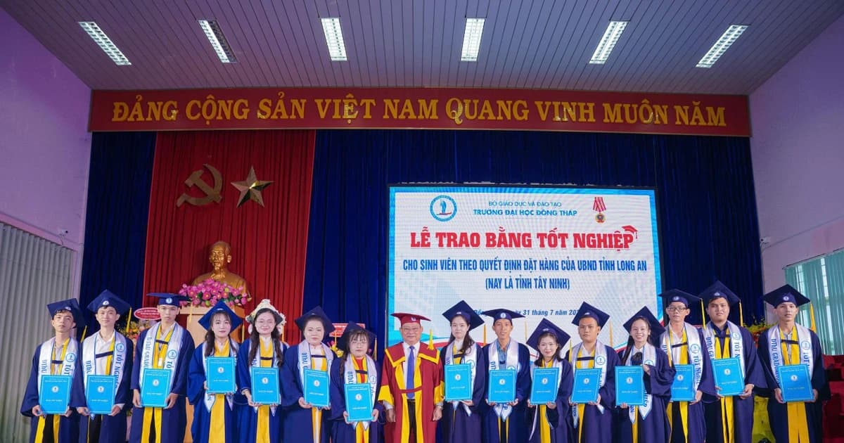 Trao bằng tốt nghiệp cho 61 tân cử nhân theo đặt hàng