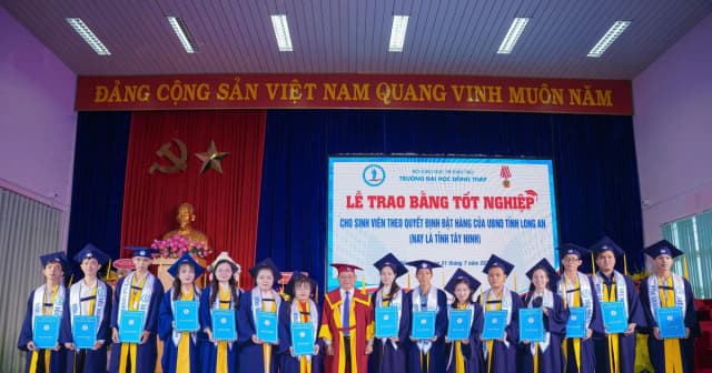 Trao bằng tốt nghiệp cho 61 tân cử nhân theo đặt hàng