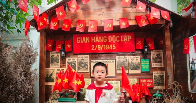 Quán cà phê ở Hà Nội nhuộm đỏ sắc cờ Tổ quốc gây sốt dịp Quốc khánh 2/9